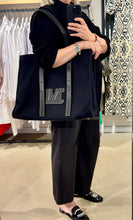 Laden Sie das Bild in den Galerie-Viewer, Shopper von MaxMara  in Schwarz
