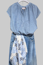 Laden Sie das Bild in den Galerie-Viewer, Sommerbluse von HEMISPHERE Cashmere in Denim blue
