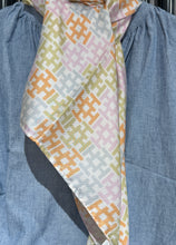 Laden Sie das Bild in den Galerie-Viewer, Seidentuch ALKINICKI von HEMISPHERE Cashmere
