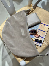 Laden Sie das Bild in den Galerie-Viewer, Moon bag in Mondscheingrau
