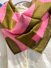 Laden Sie das Bild in den Galerie-Viewer, Épice quadratisches Tuch in Olive und Pink
