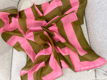 Laden Sie das Bild in den Galerie-Viewer, Épice quadratisches Tuch in Olive und Pink
