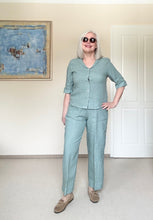 Laden Sie das Bild in den Galerie-Viewer, BACKSTAGE Leinenbluse Garda in der Farbe Goccia

