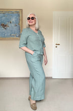 Laden Sie das Bild in den Galerie-Viewer, BACKSTAGE Leinenbluse Garda in der Farbe Goccia
