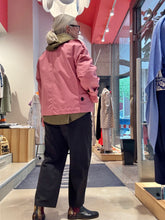 Laden Sie das Bild in den Galerie-Viewer, Cropped Trench-Jacke von HEYER in der Farbe Strawberry
