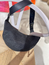 Laden Sie das Bild in den Galerie-Viewer, Tiefenbacher Lehmann Moonbag Raffia in Schwarz
