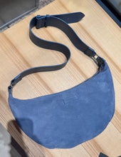 Laden Sie das Bild in den Galerie-Viewer, Tiefenbacher Lehmann Moon bag in Airy blue
