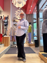 Laden Sie das Bild in den Galerie-Viewer, Narcisa Bluse ARYA in der Farbe Hellblau
