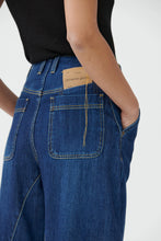 Laden Sie das Bild in den Galerie-Viewer, Weit geschnittene Barrel Jeans
