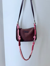 Laden Sie das Bild in den Galerie-Viewer, Setpreis - Tiefenbacher Lehmann Tasche midi Brioche + Barcelona Strap in der Farbe Burgundy
