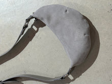 Laden Sie das Bild in den Galerie-Viewer, Moon bag mini in light grey mit bubble Nieten
