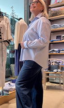 Laden Sie das Bild in den Galerie-Viewer, Narcisa Bluse WILMA mit Streifen blau und weiß
