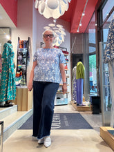 Laden Sie das Bild in den Galerie-Viewer, HEMISPHERE Bluse Olly  mit pineapple Print
