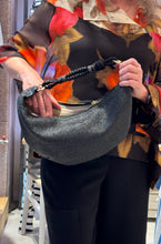 Laden Sie das Bild in den Galerie-Viewer, Tiefenbacher Lehmann Moonbag Raffia in Schwarz
