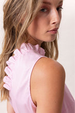 Laden Sie das Bild in den Galerie-Viewer, NARCISA ärmellose Bluse in Rosa mit Rüschen
