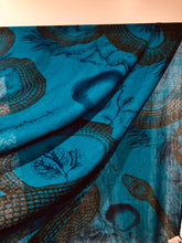 Laden Sie das Bild in den Galerie-Viewer, Friendly Hunting Scarf felted in Print Garden Eden -  Petrolblau
