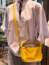 Laden Sie das Bild in den Galerie-Viewer, Tiefenbacher Lehmann Tasche mini Brioche butter yellow
