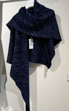 Laden Sie das Bild in den Galerie-Viewer, Dreieckstuch aus Cashmere mit Lurexfäden von  Petit Calin in Marineblau/Silber
