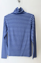 Laden Sie das Bild in den Galerie-Viewer, NIU Turtle Neck Shirt in Blau mit Lurex Streifen
