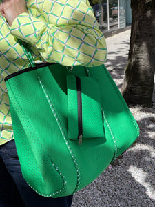 Modische Shopper für den Sommer in der Farbe Grün