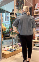 Laden Sie das Bild in den Galerie-Viewer, Cropped Jeanshemd mit kurzen Ärmeln von Soluzione
