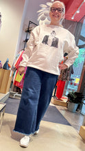 Laden Sie das Bild in den Galerie-Viewer, Sweatshirt Kamelie Unartig
