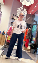 Laden Sie das Bild in den Galerie-Viewer, T-Shirt Unartig Kamelie
