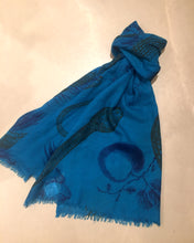 Laden Sie das Bild in den Galerie-Viewer, Friendly Hunting Scarf felted in Print Garden Eden -  Petrolblau
