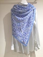 Laden Sie das Bild in den Galerie-Viewer, Friendly Hunting  Triangle scarf- Print Eyes of Marrakesh
