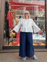 Laden Sie das Bild in den Galerie-Viewer, Leinenbluse von Hemisphere Cashmere
