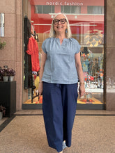 Laden Sie das Bild in den Galerie-Viewer, Sommerbluse  in Denim blue von Hemisphere Cashmere
