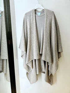 Cashmere Cape von Petit Calin in der Farbe Grapeseed