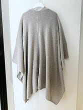 Laden Sie das Bild in den Galerie-Viewer, Cashmere Cape von Petit Calin in der Farbe Grapeseed
