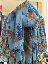 Laden Sie das Bild in den Galerie-Viewer, Friendly Hunting felted Cashmere Stole in Design Garden Eden in der Farbe Blau
