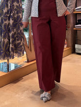 Laden Sie das Bild in den Galerie-Viewer, NIU Hose Bojan in der Farbe Mangostano/Burgundy
