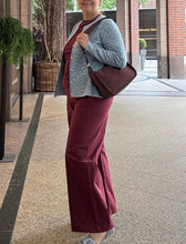 Laden Sie das Bild in den Galerie-Viewer, Tiefenbacher Lehmann Tasche midi Brioche in der Farbe Burgundy
