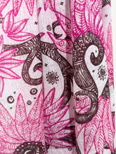 Laden Sie das Bild in den Galerie-Viewer, Hemisphere Schal Inke in Pink

