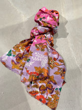 Laden Sie das Bild in den Galerie-Viewer, Épice Schal Fleur 2 in der Farbe AO-Iris Rose
