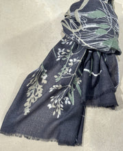 Laden Sie das Bild in den Galerie-Viewer, Épice Stole SW 2593 in der Farbe Black
