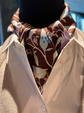 Laden Sie das Bild in den Galerie-Viewer, Épice Paris Bandana/Carre LW2697 aus Seide in der Farbe Chocolate
