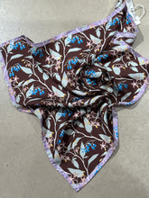 Laden Sie das Bild in den Galerie-Viewer, Épice Paris Bandana/Carre LW2697 aus Seide in der Farbe Chocolate
