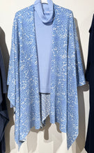 Laden Sie das Bild in den Galerie-Viewer, Neu! Cape mit Floweprint von HEMISPHERE Cashmere
