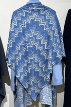 Laden Sie das Bild in den Galerie-Viewer, Neu! Cape mit Weave print von HEMISPHERE Cashmere
