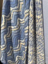 Laden Sie das Bild in den Galerie-Viewer, Neu! Cape mit Weave print von HEMISPHERE Cashmere
