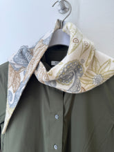Laden Sie das Bild in den Galerie-Viewer, HEMISPHERE Cashmere Collar
