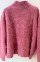 Laden Sie das Bild in den Galerie-Viewer, HEMISPHERE Cashmere Pullover in der Farbe Indian red
