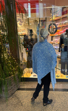 Laden Sie das Bild in den Galerie-Viewer, Neu! Cape mit Floweprint von HEMISPHERE Cashmere
