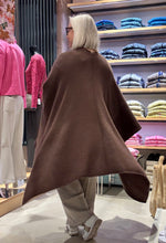 Laden Sie das Bild in den Galerie-Viewer, Cashmere Cape von Petit Calin in der Farbe Kastanie
