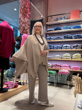 Laden Sie das Bild in den Galerie-Viewer, Cashmere Cape von Petit Calin in der Farbe Grapeseed

