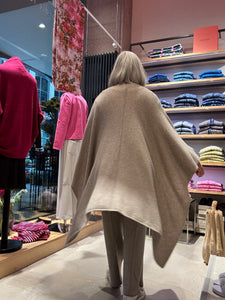 Cashmere Cape von Petit Calin in der Farbe Grapeseed